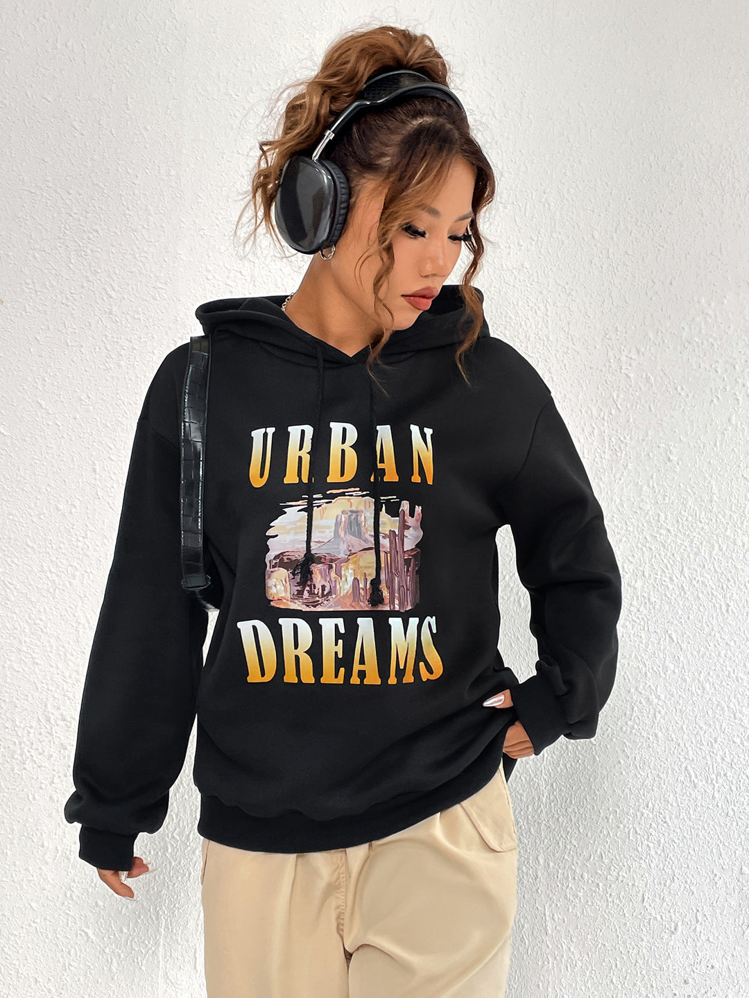 Kvinnors oversized hoodie med urban tryck och huva Mirla-Eva Jonsson