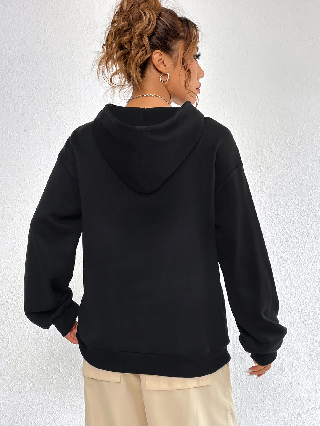 Kvinnors oversized hoodie med urban tryck och huva Mirla-Eva Jonsson
