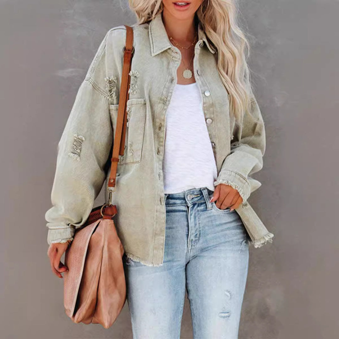 Kvinnors oversized jeansjacka med fransad nederkant och knäppbar design Mirla-Eva Jonsson