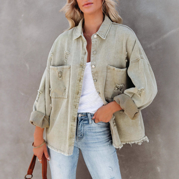 Kvinnors oversized jeansjacka med fransad nederkant och knäppbar design Mirla-Eva Jonsson