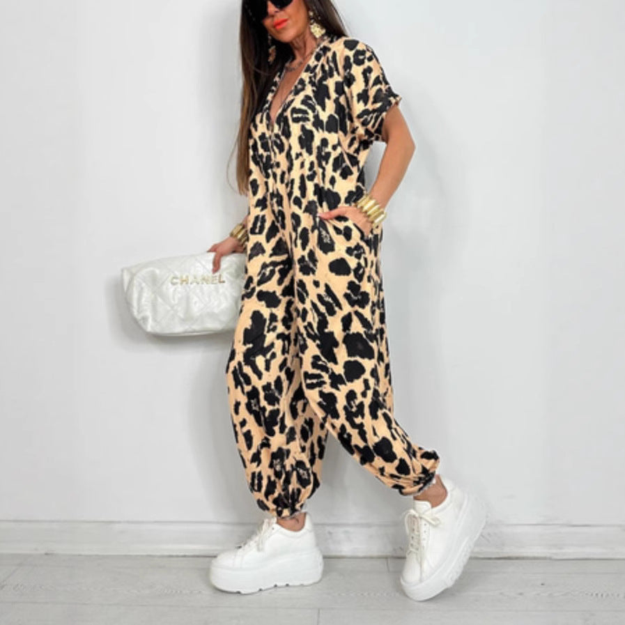 Kvinnors oversized jumpsuit med modern leopardtryck och praktiska fickor Mirla-Eva Jonsson