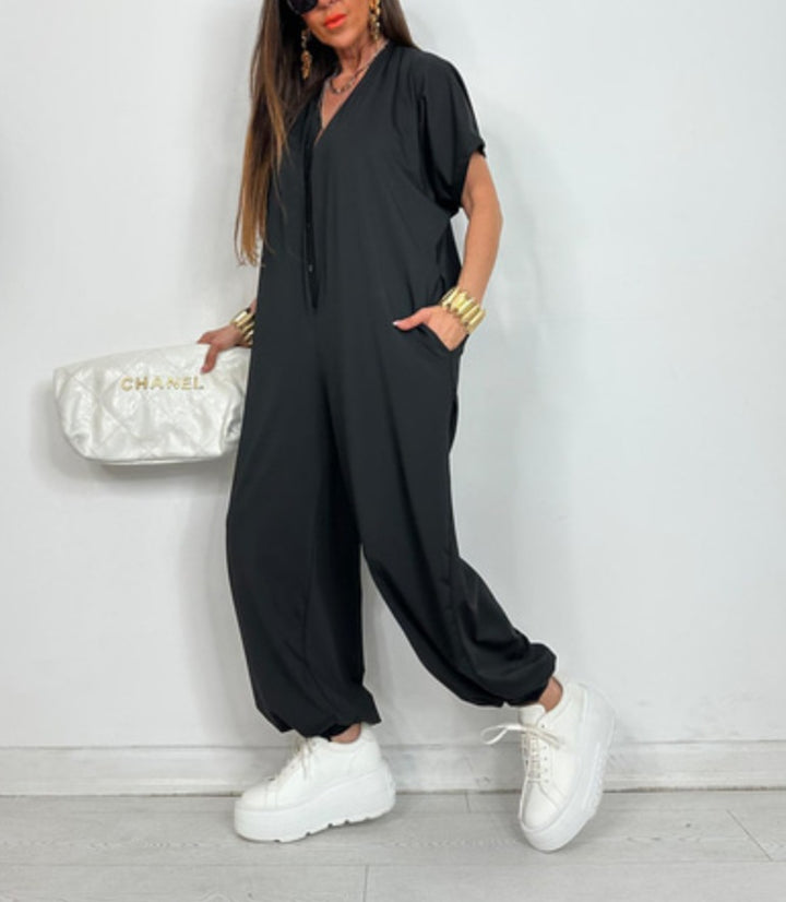 Kvinnors oversized jumpsuit med modern leopardtryck och praktiska fickor Mirla-Eva Jonsson