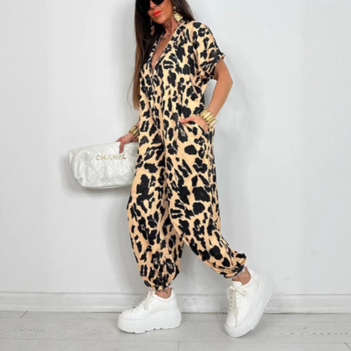 Kvinnors oversized jumpsuit med modern leopardtryck och praktiska fickor Mirla-Eva Jonsson