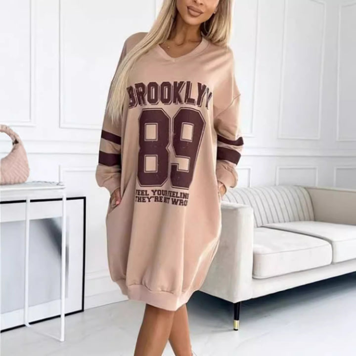 Kvinnors oversized klänning med sportig grafisk tryck och djup V-hals Mirla-Eva Jonsson