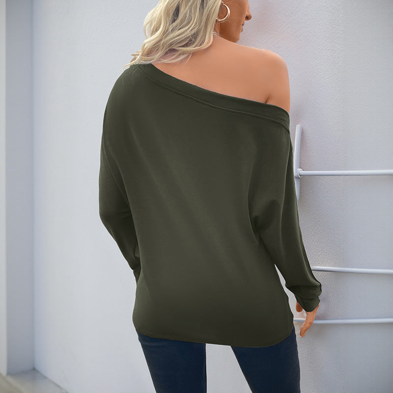 Kvinnors oversized långärmad skjorta med asymmetrisk halsringning och fina knapppdetaljer Mirla-Eva Jonsson