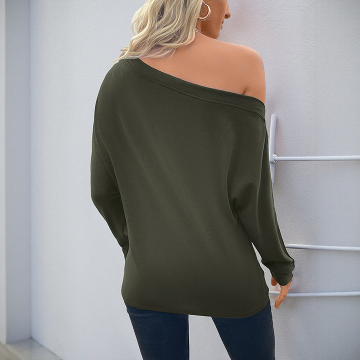 Kvinnors oversized långärmad skjorta med asymmetrisk halsringning och fina knapppdetaljer Mirla-Eva Jonsson