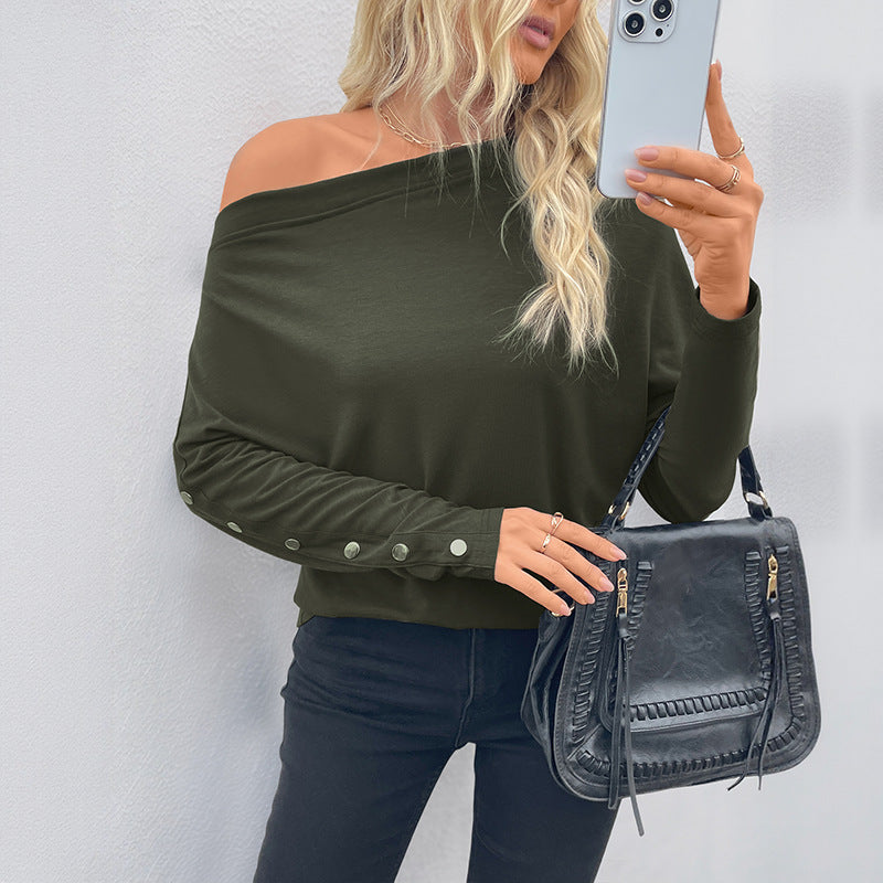 Kvinnors oversized långärmad skjorta med asymmetrisk halsringning och fina knapppdetaljer Mirla-Eva Jonsson