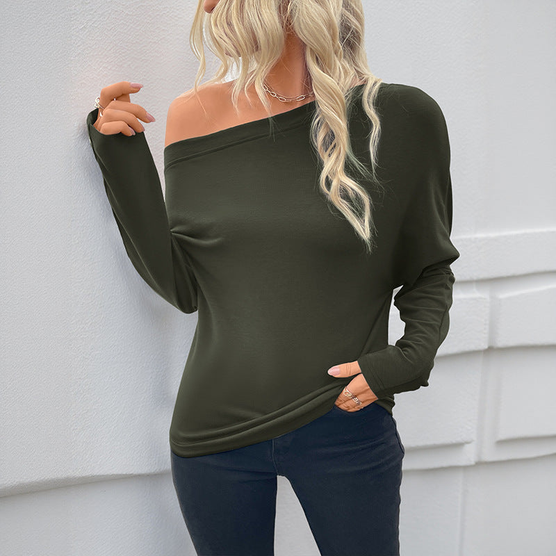 Kvinnors oversized långärmad skjorta med asymmetrisk halsringning och fina knapppdetaljer Mirla-Eva Jonsson