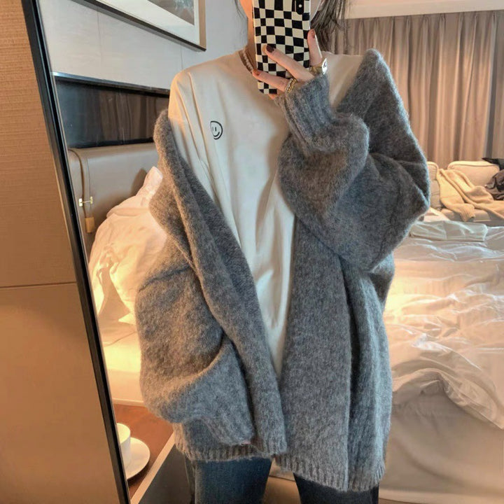 Kvinnors oversized mysig tröja med djup V-hals och långa ärmar Mirla-Eva Jonsson