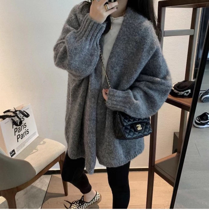 Kvinnors oversized mysig tröja med djup V-hals och långa ärmar Mirla-Eva Jonsson