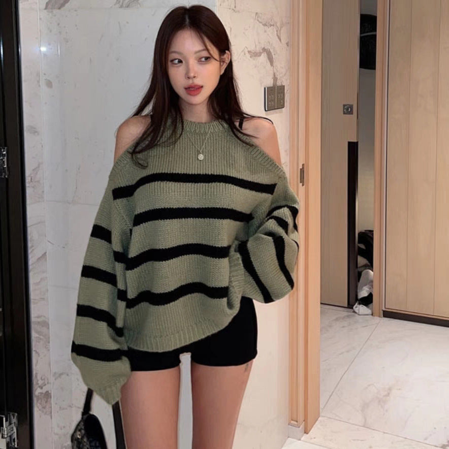 Kvinnors oversized pullover med öppen axeldesign och randmönster Mirla-Eva Jonsson