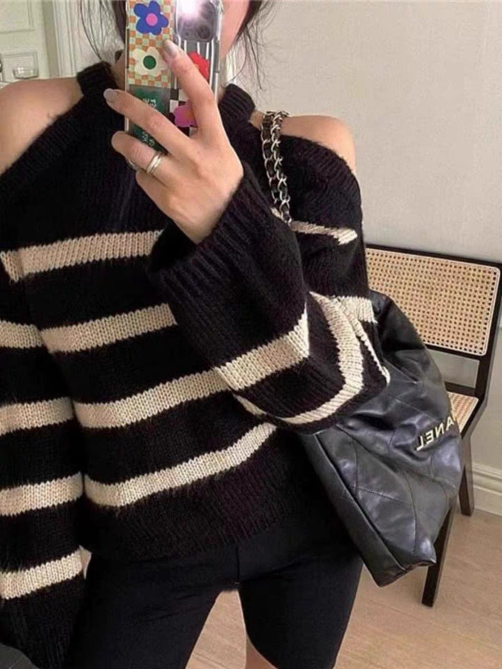 Kvinnors oversized pullover med öppen axeldesign och randmönster Mirla-Eva Jonsson