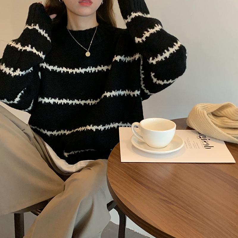 Kvinnors oversized pullover med randigt mönster och mjuk stickning Mirla-Eva Jonsson