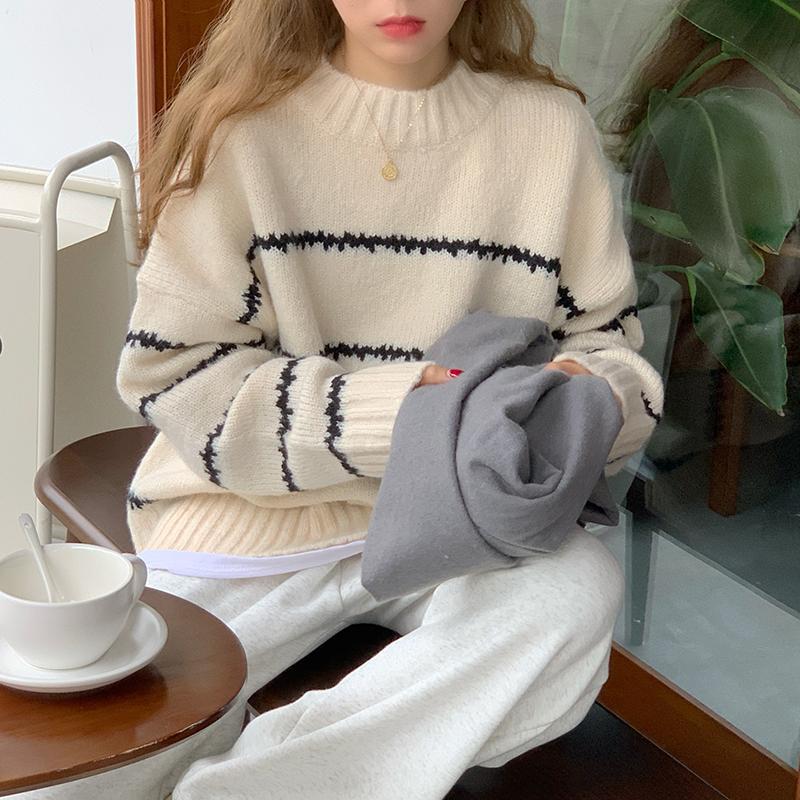 Kvinnors oversized pullover med randigt mönster och mjuk stickning Mirla-Eva Jonsson