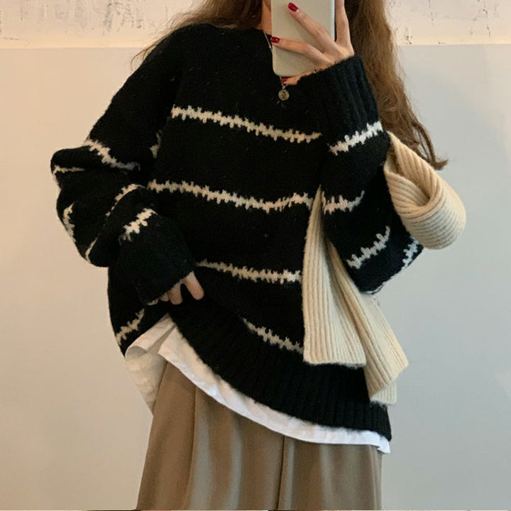 Kvinnors oversized pullover med randigt mönster och mjuk stickning Mirla-Eva Jonsson