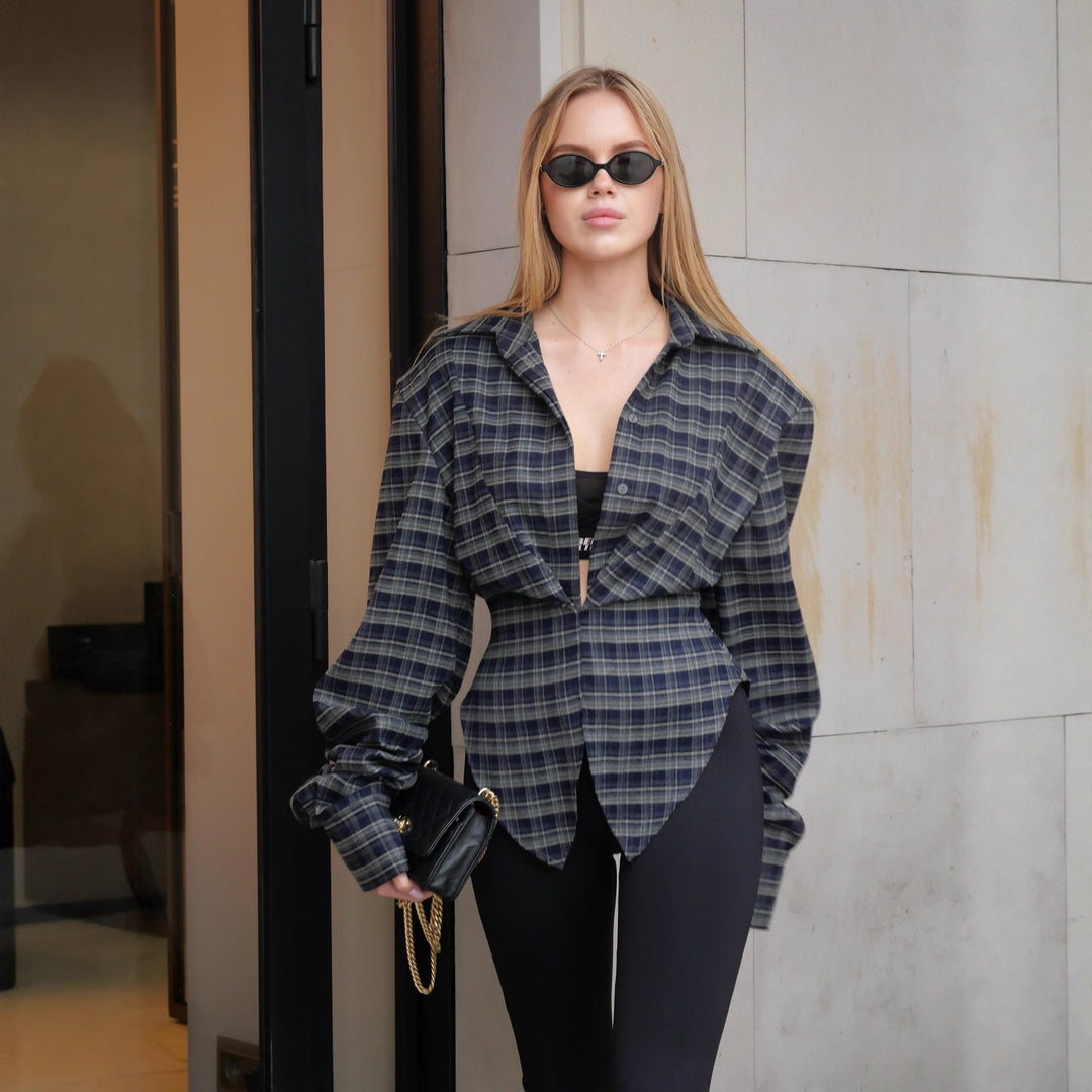 Kvinnors oversized skjorta blus med asymmetrisk fåll och oversized ärmar Mirla-Eva Jonsson