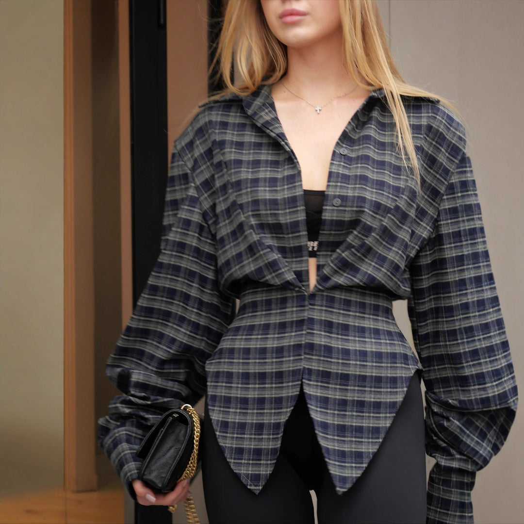 Kvinnors oversized skjorta blus med asymmetrisk fåll och oversized ärmar Mirla-Eva Jonsson