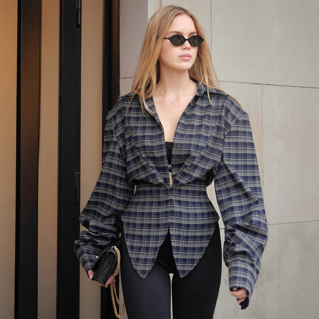 Kvinnors oversized skjorta blus med asymmetrisk fåll och oversized ärmar Mirla-Eva Jonsson