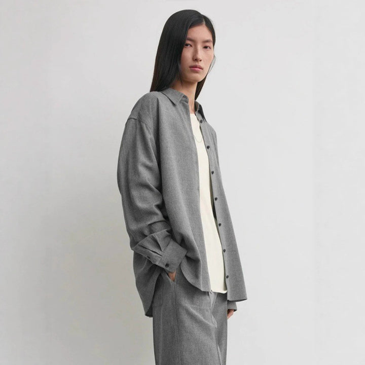 Kvinnors oversized skjorta blus med modern skärning och avslappnade detaljer Mirla-Eva Jonsson
