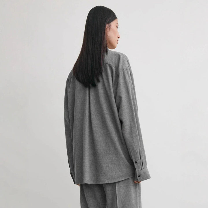 Kvinnors oversized skjorta blus med modern skärning och avslappnade detaljer Mirla-Eva Jonsson