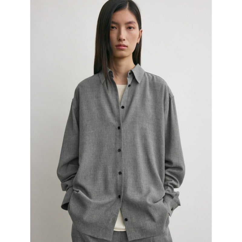 Kvinnors oversized skjorta blus med modern skärning och avslappnade detaljer Mirla-Eva Jonsson