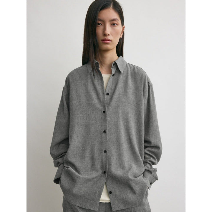 Kvinnors oversized skjorta blus med modern skärning och avslappnade detaljer Mirla-Eva Jonsson