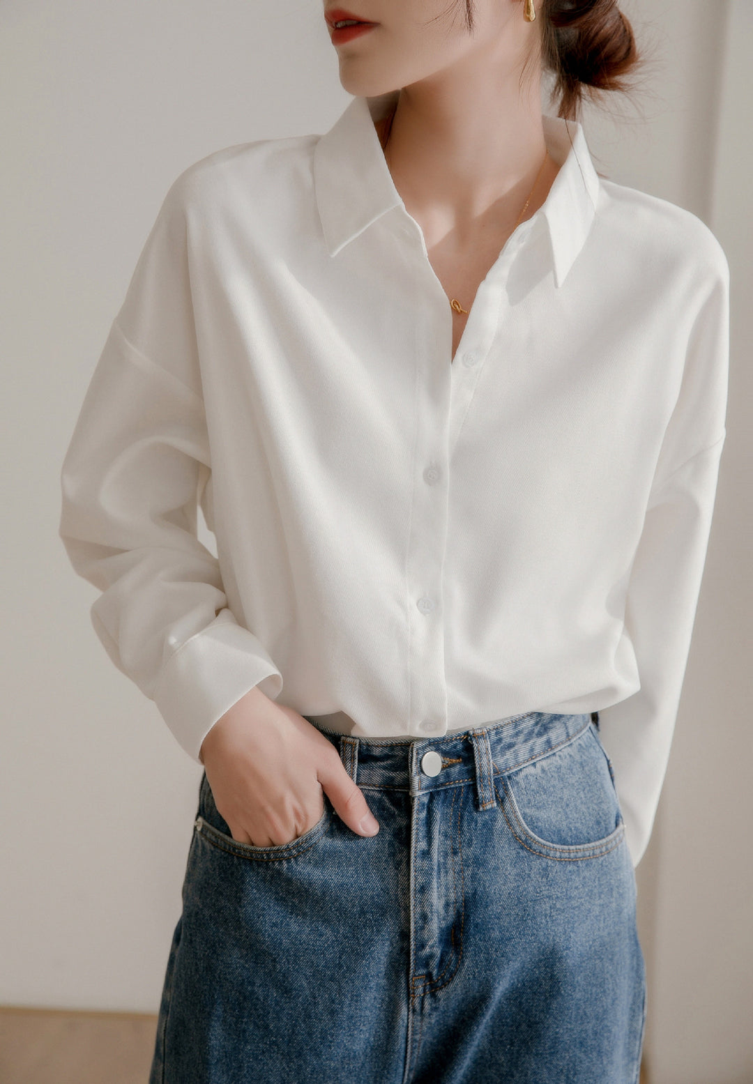 Kvinnors oversized skjorta med elegant krage och avslappnad passform Mirla-Eva Jonsson