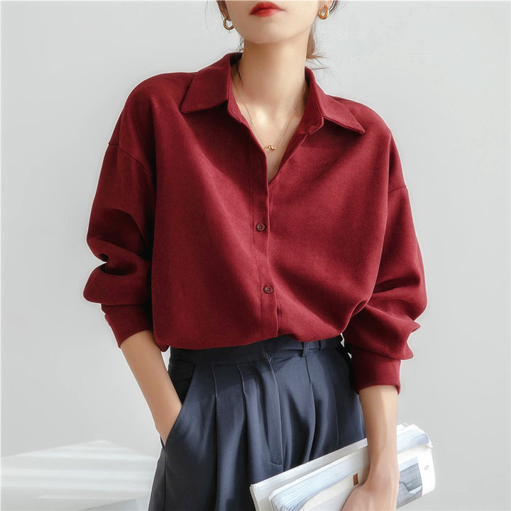Kvinnors oversized skjorta med elegant krage och avslappnad passform Mirla-Eva Jonsson