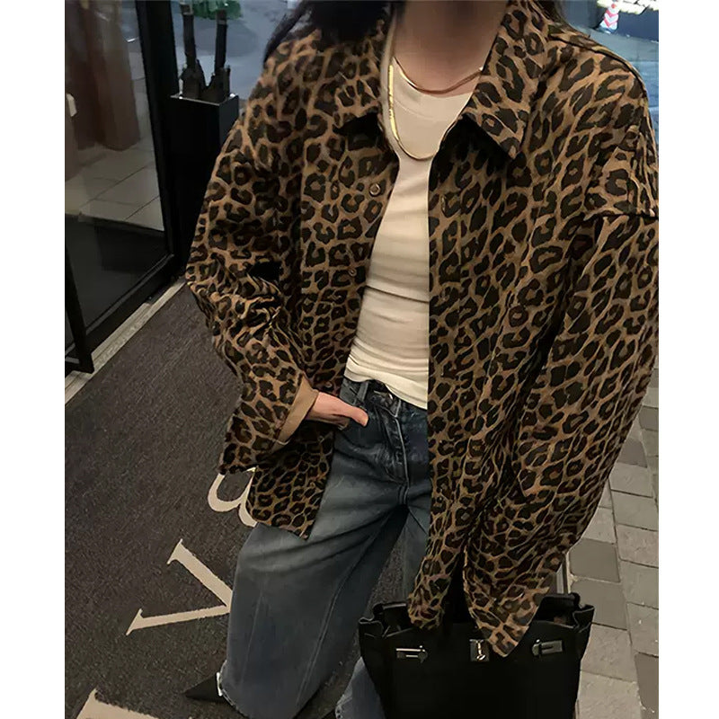 Kvinnors oversized skjortjacka i modernt leopardmönster Mirla-Eva Jonsson