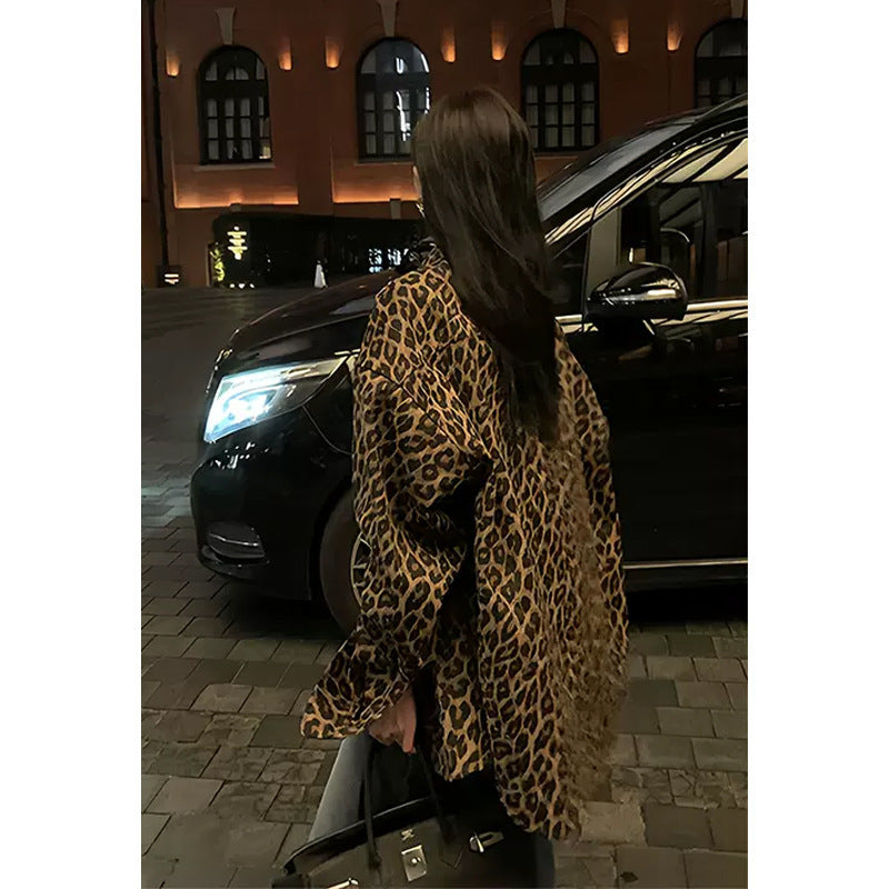 Kvinnors oversized skjortjacka i modernt leopardmönster Mirla-Eva Jonsson