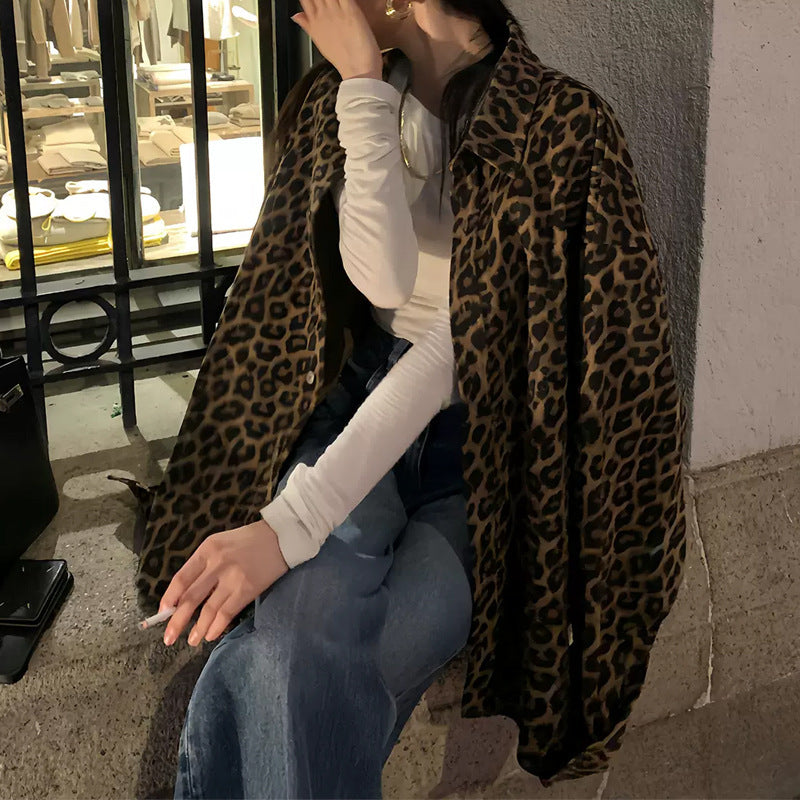 Kvinnors oversized skjortjacka i modernt leopardmönster Mirla-Eva Jonsson