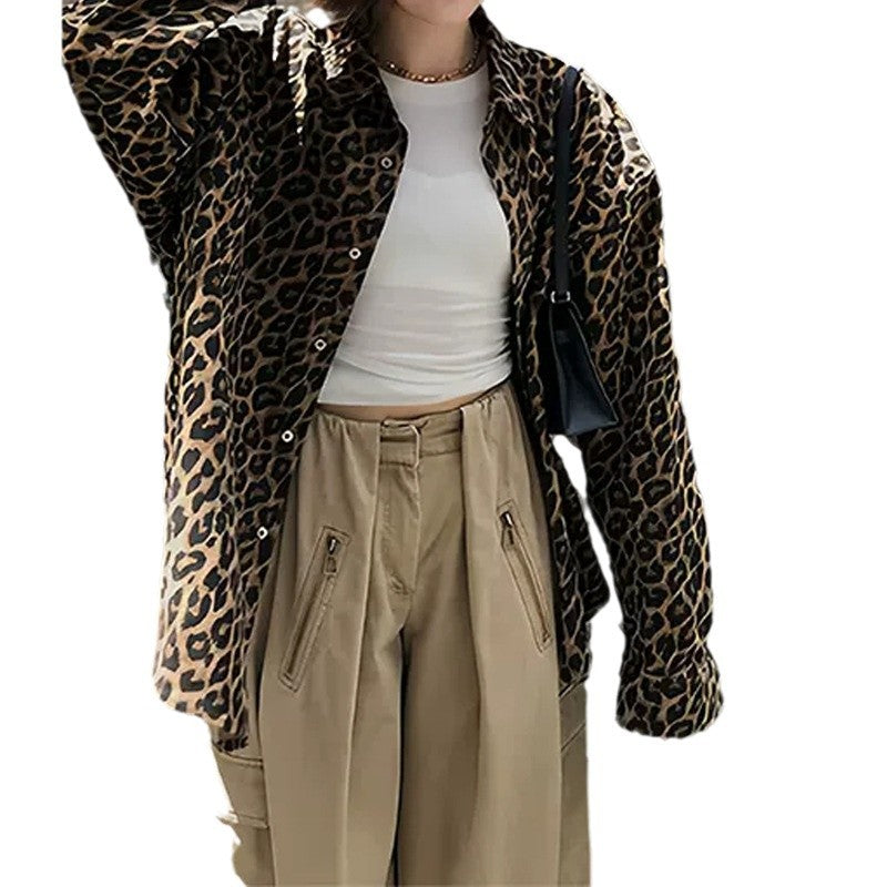Kvinnors oversized skjortjacka i modernt leopardmönster Mirla-Eva Jonsson