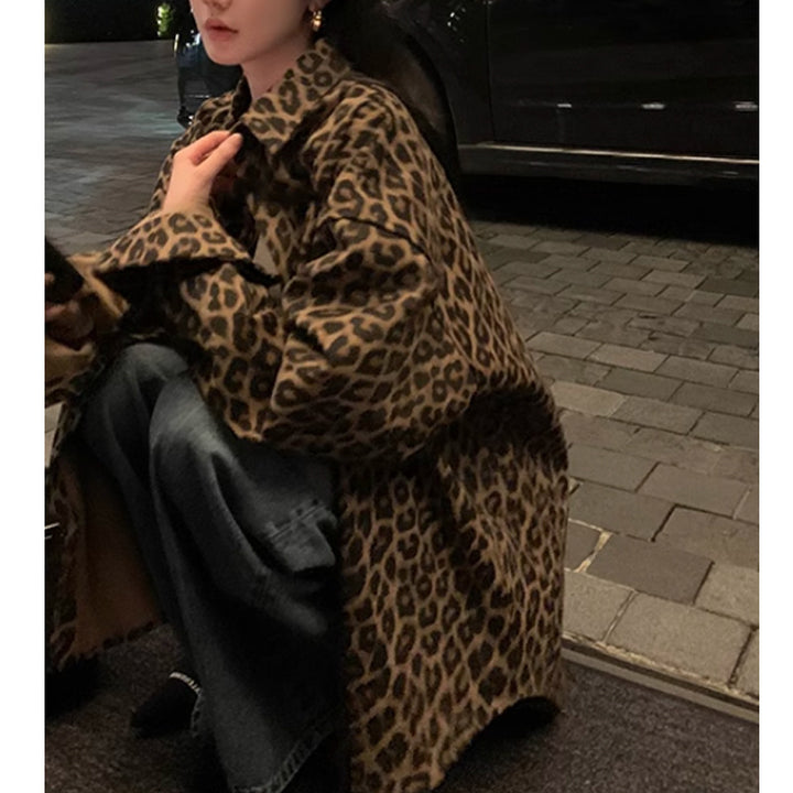 Kvinnors oversized skjortjacka i modernt leopardmönster Mirla-Eva Jonsson
