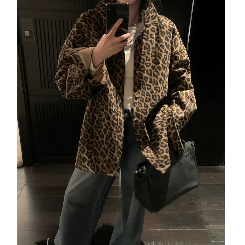 Kvinnors oversized skjortjacka i modernt leopardmönster Mirla-Eva Jonsson