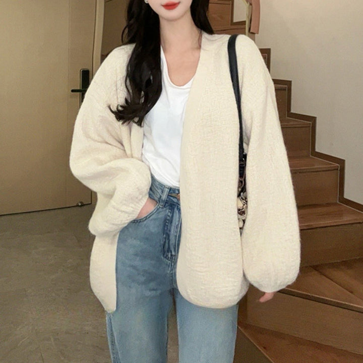 Kvinnors oversized stickad cardigan med en avslappnad snitt Mirla-Eva Jonsson