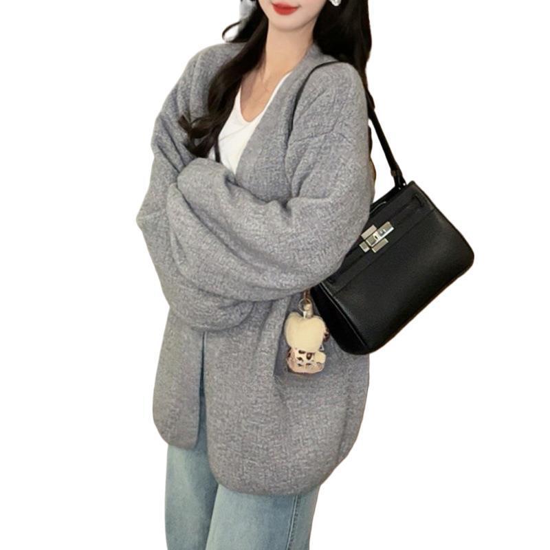 Kvinnors oversized stickad cardigan med en avslappnad snitt Mirla-Eva Jonsson