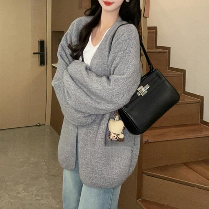 Kvinnors oversized stickad cardigan med en avslappnad snitt Mirla-Eva Jonsson