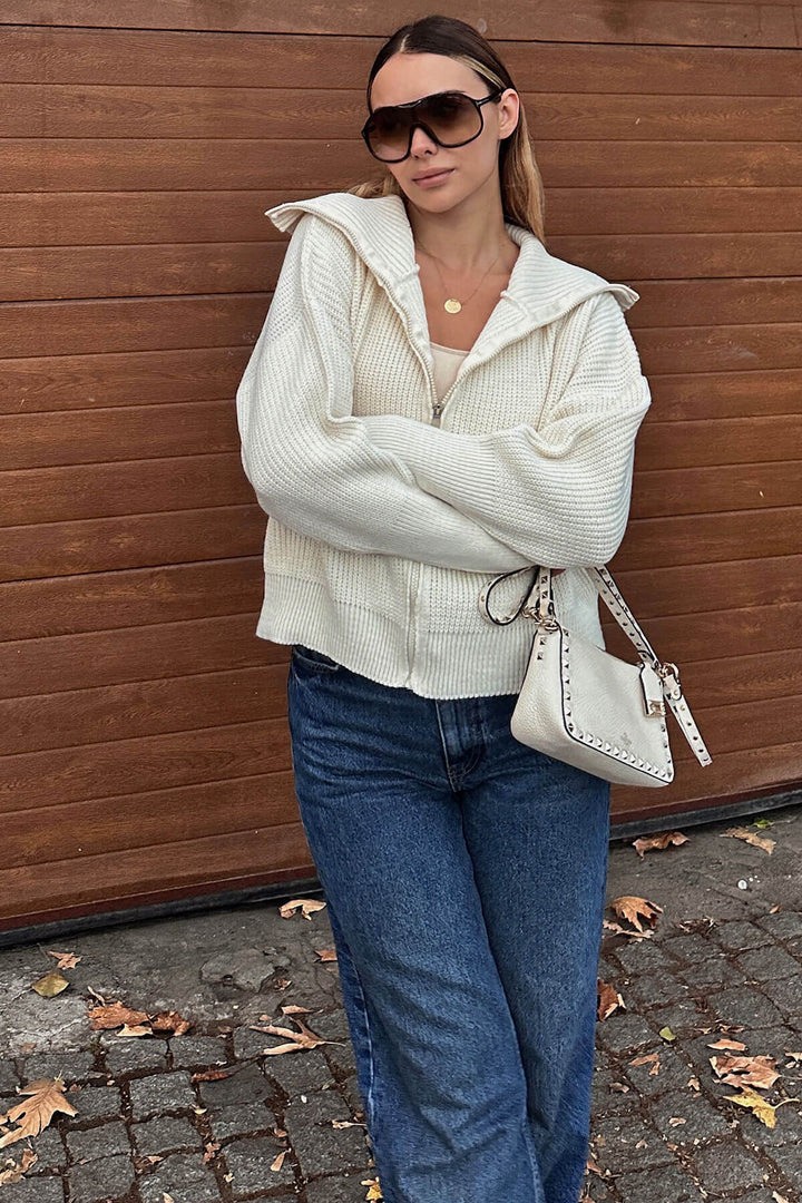 Kvinnors oversized stickad cardigan med hög krage och dragkedja Mirla-Eva Jonsson