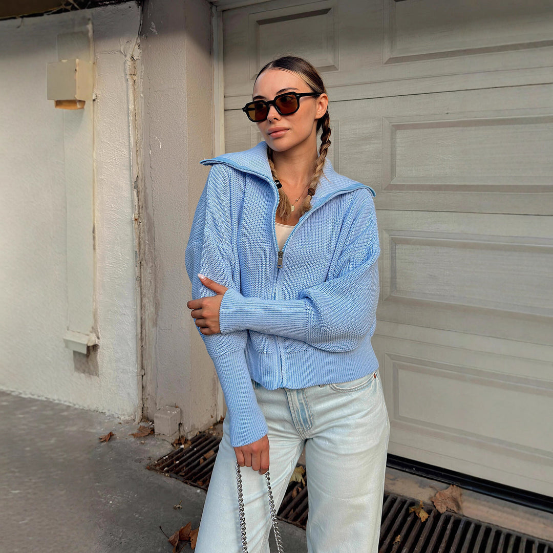 Kvinnors oversized stickad cardigan med hög krage och dragkedja Mirla-Eva Jonsson