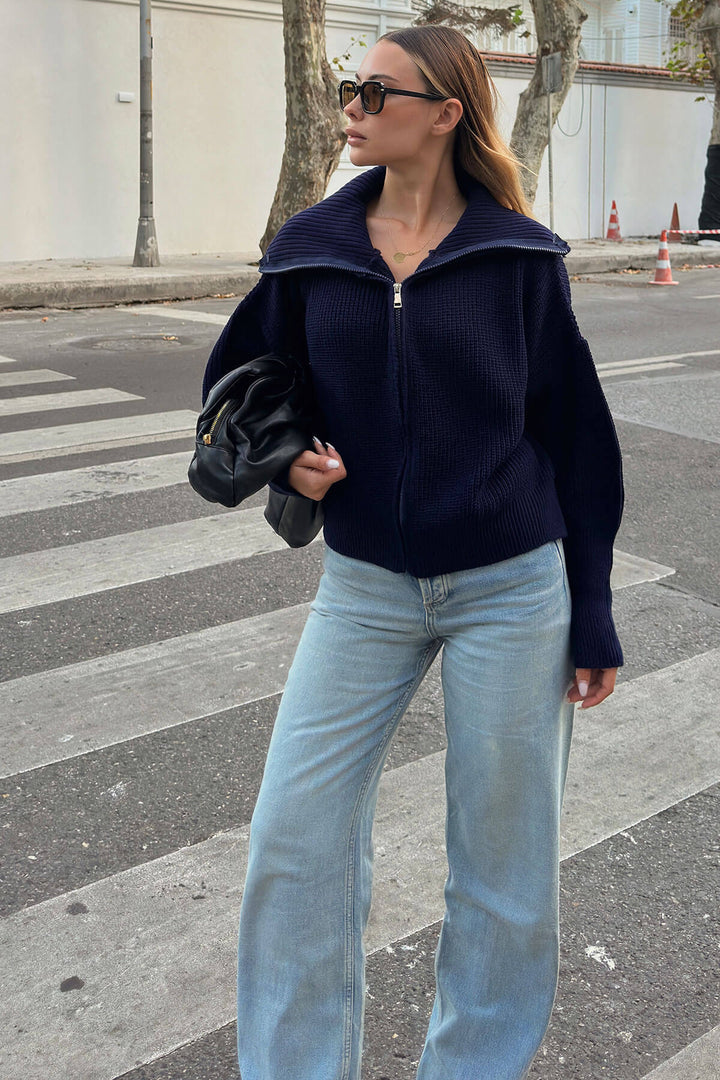 Kvinnors oversized stickad cardigan med hög krage och dragkedja Mirla-Eva Jonsson