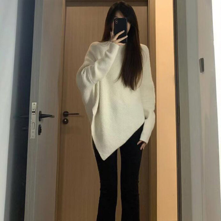 Kvinnors oversized stickad pullover med asymmetrisk snitt och fin ribbstruktur Mirla-Eva Jonsson
