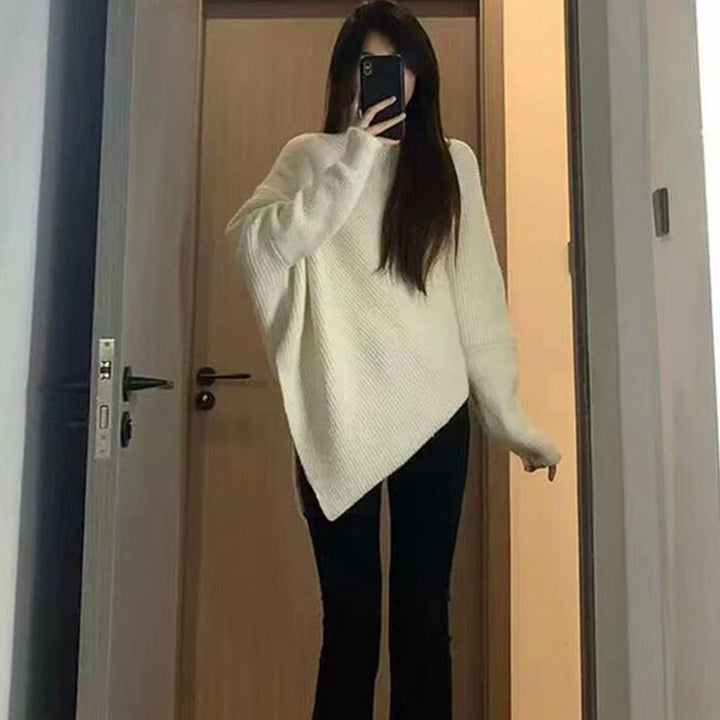 Kvinnors oversized stickad pullover med asymmetrisk snitt och fin ribbstruktur Mirla-Eva Jonsson