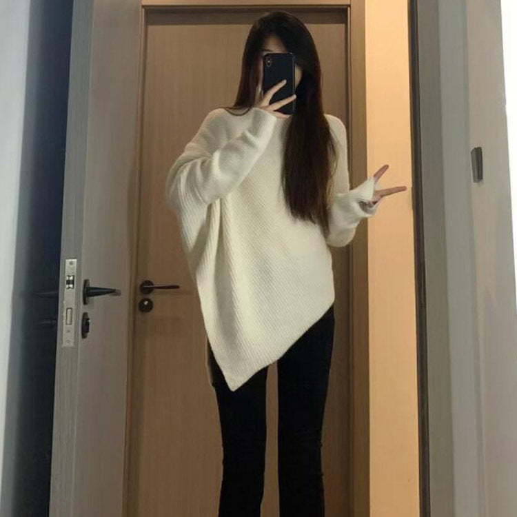 Kvinnors oversized stickad pullover med asymmetrisk snitt och fin ribbstruktur Mirla-Eva Jonsson
