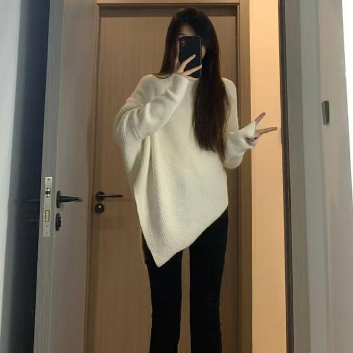 Kvinnors oversized stickad pullover med asymmetrisk snitt och fin ribbstruktur Mirla-Eva Jonsson