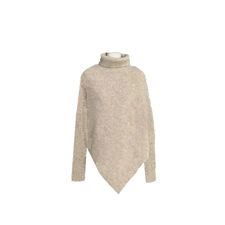 Kvinnors oversized stickad pullover med asymmetrisk snitt och fin ribbstruktur Mirla-Eva Jonsson