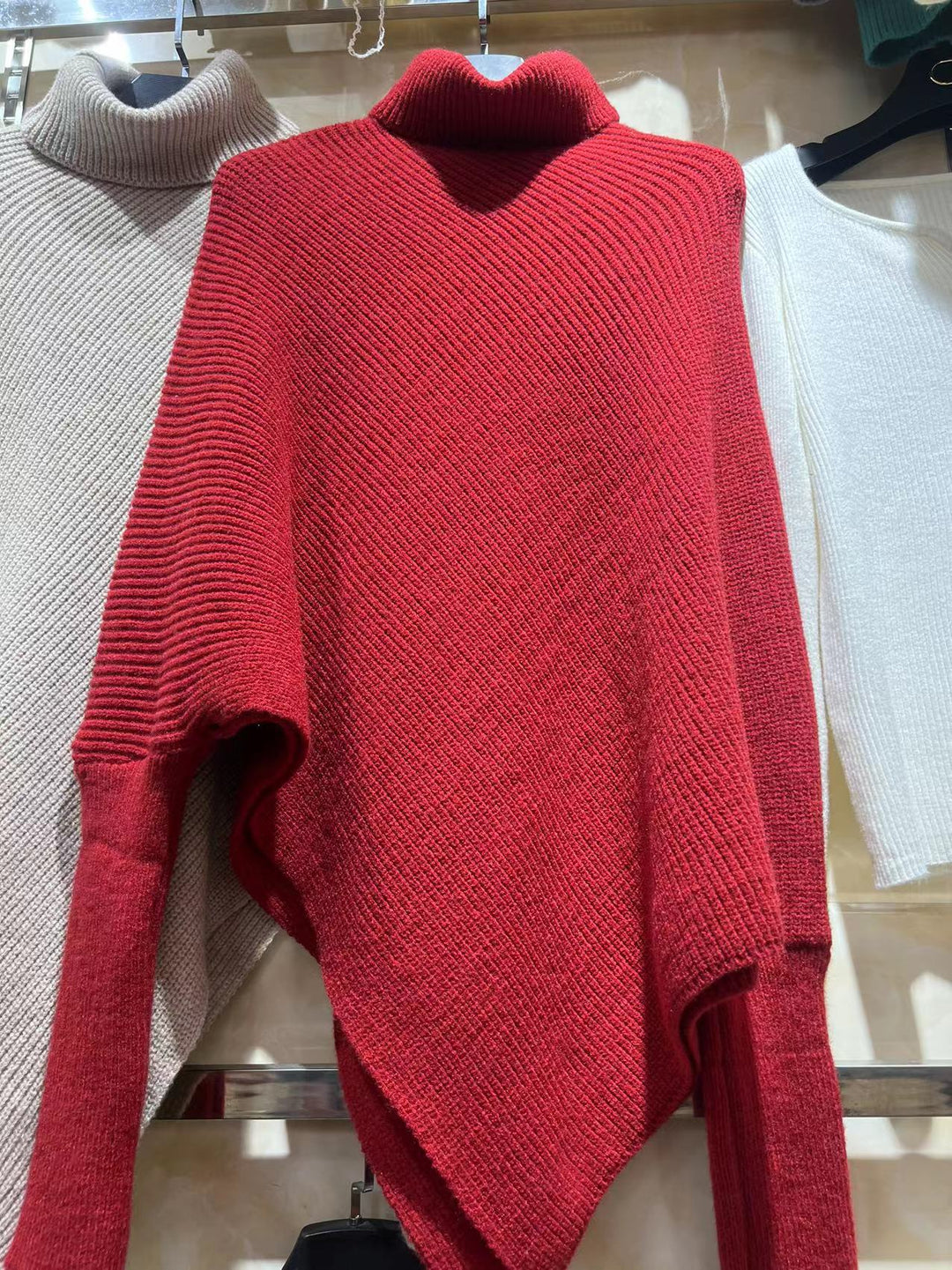 Kvinnors oversized stickad pullover med asymmetrisk snitt och fin ribbstruktur Mirla-Eva Jonsson