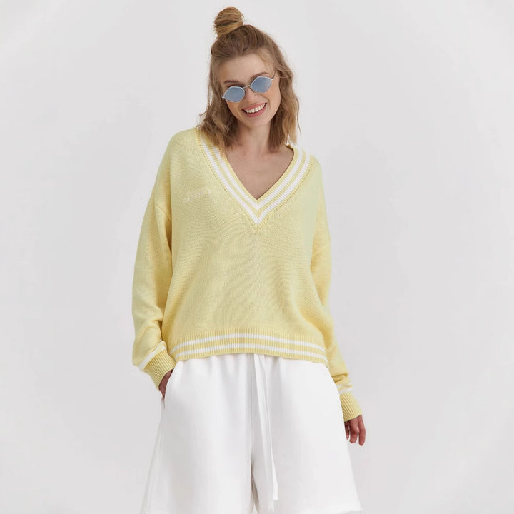 Kvinnors oversized stickad tröja med V-hals och sportiga detaljer Mirla-Eva Jonsson