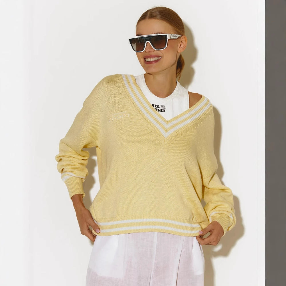 Kvinnors oversized stickad tröja med V-hals och sportiga detaljer Mirla-Eva Jonsson