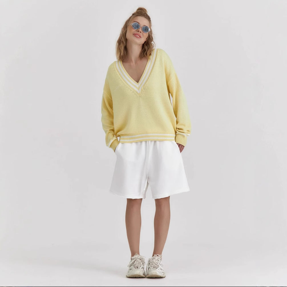 Kvinnors oversized stickad tröja med V-hals och sportiga detaljer Mirla-Eva Jonsson