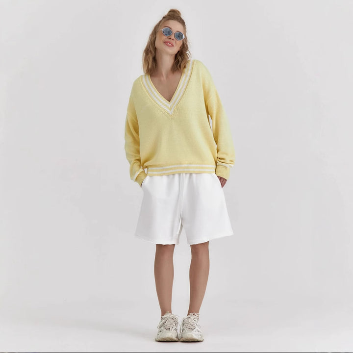 Kvinnors oversized stickad tröja med V-hals och sportiga detaljer Mirla-Eva Jonsson